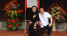 Vợ chồng ông Phùng Huy Thông tặng quà mẹ Việt Nam Anh hùng