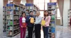Ban liên lạc họ Phùng Việt Nam trao tặng sách cho Thư viện Tổng hợp thành phố Hải Phòng
